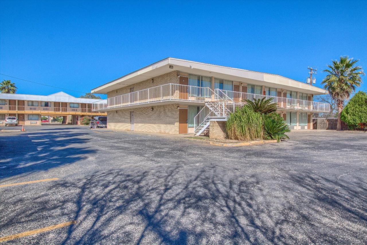 Americas Best Value Inn Uvalde Exteriér fotografie