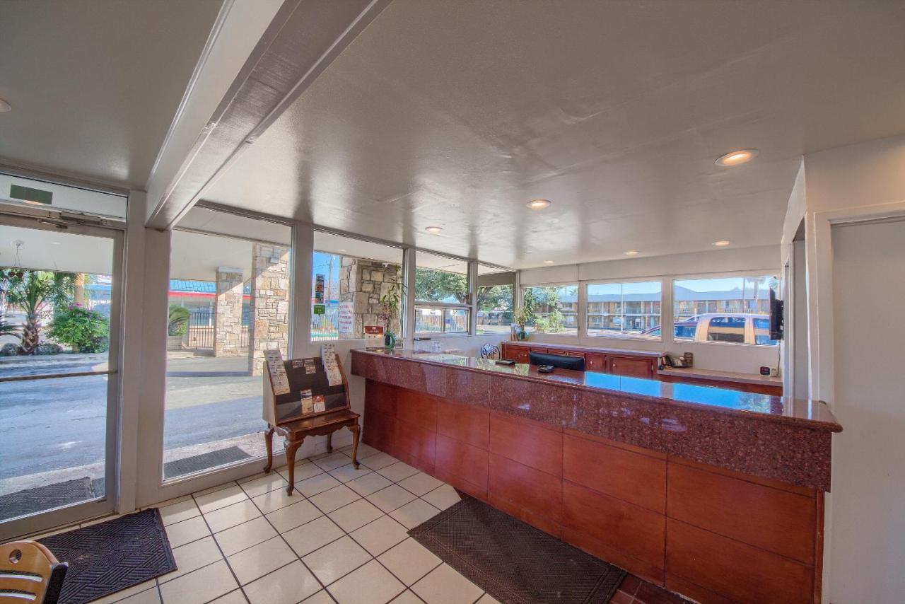 Americas Best Value Inn Uvalde Exteriér fotografie