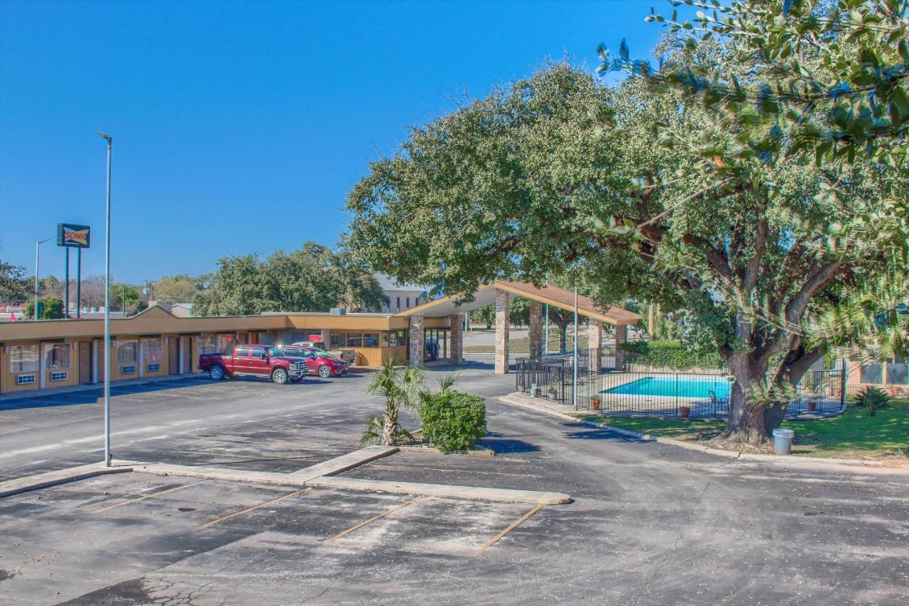 Americas Best Value Inn Uvalde Exteriér fotografie